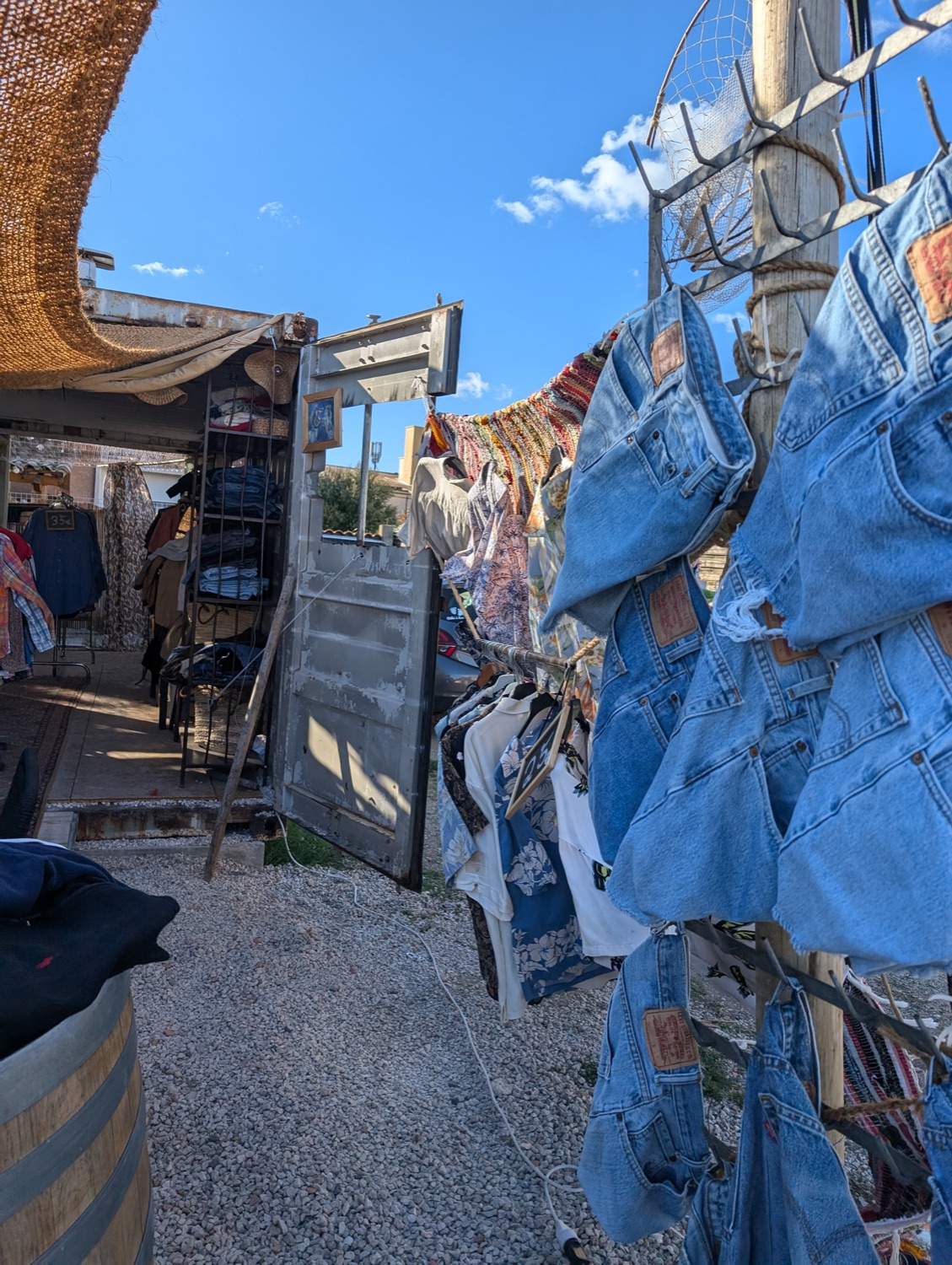 Mur de jeans Levi's vintage suspendus en plein soleil devant le container Pause Vintage à Portiragnes-Plage
